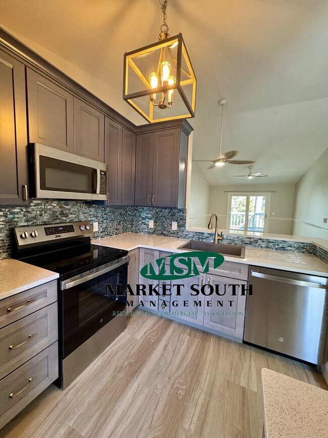 Foto del edificio - UPDATED WILMINGTON ISLAND CONDO! AVAILABLE...