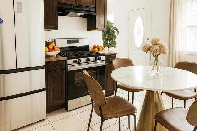 Building Photo - 2808 Ave I