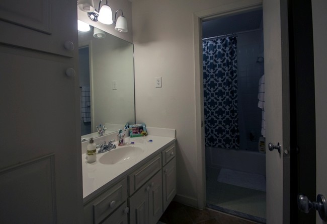 Baño - Greenbrier Place Apartments