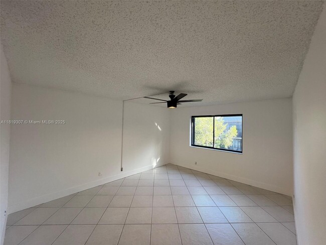 Building Photo - 304 Racquet Club Rd