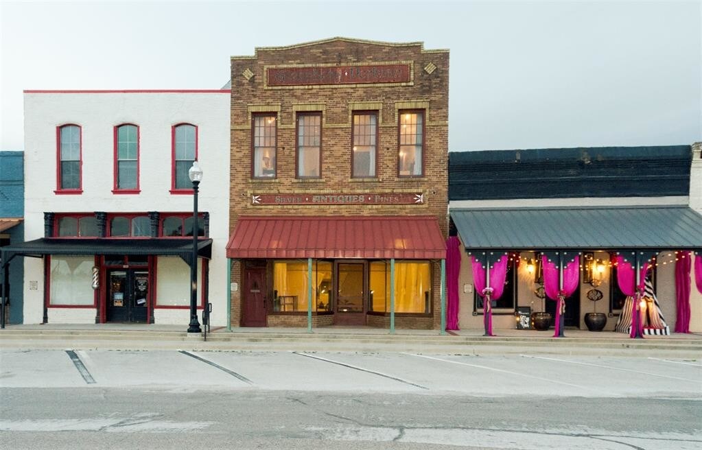 Primary Photo - 106 W Main St