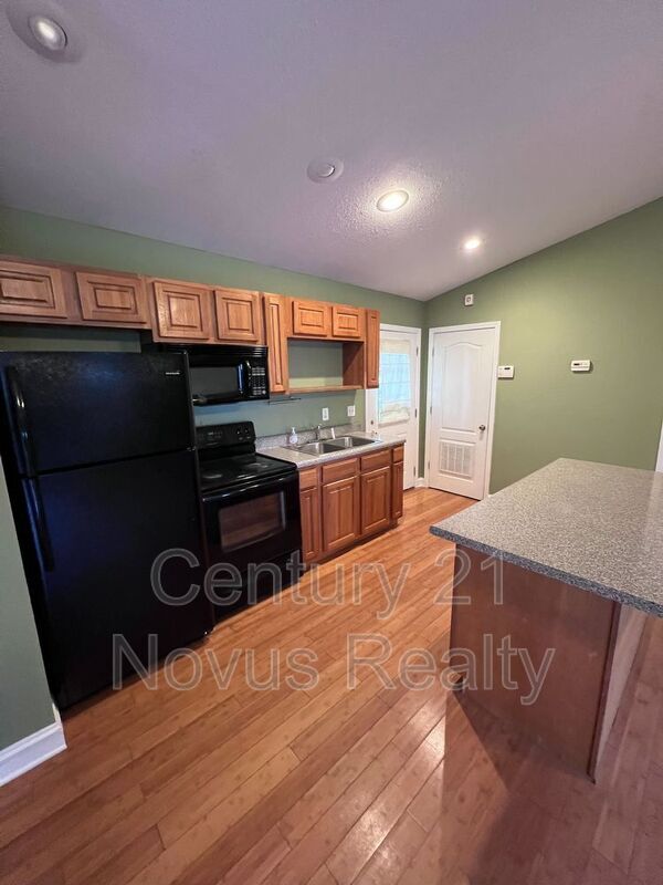 Building Photo - 623 Fertilla St
