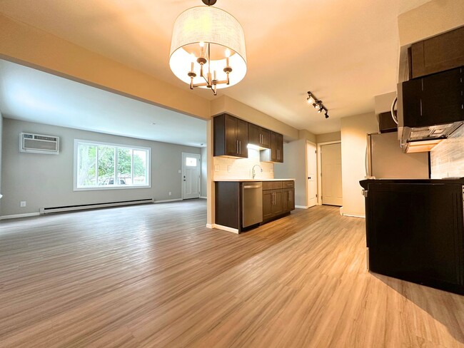 Foto del edificio - Cedarburg Townhome with attached garage, N...