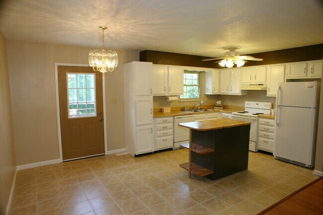 Foto del edificio - Seymour, 4 bedroom, hardwood floors - Call Steve Davis (865) 681-1000