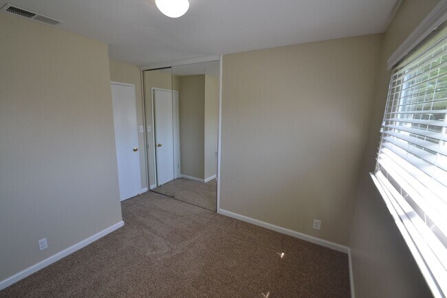Building Photo - 826 Meladee Ln