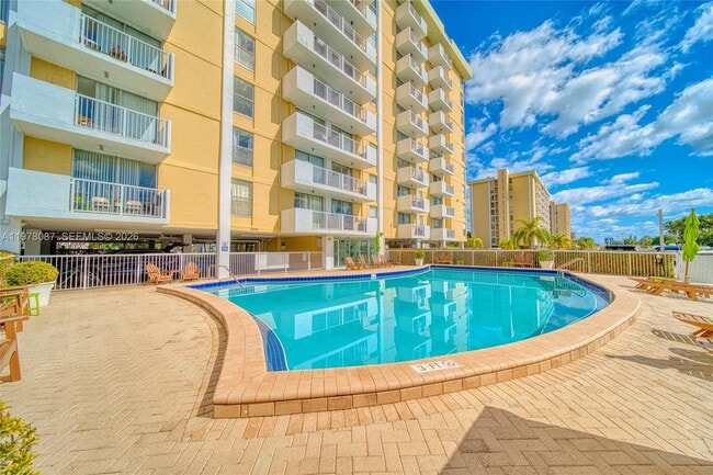 Foto del edificio - 2000 NE 135th St