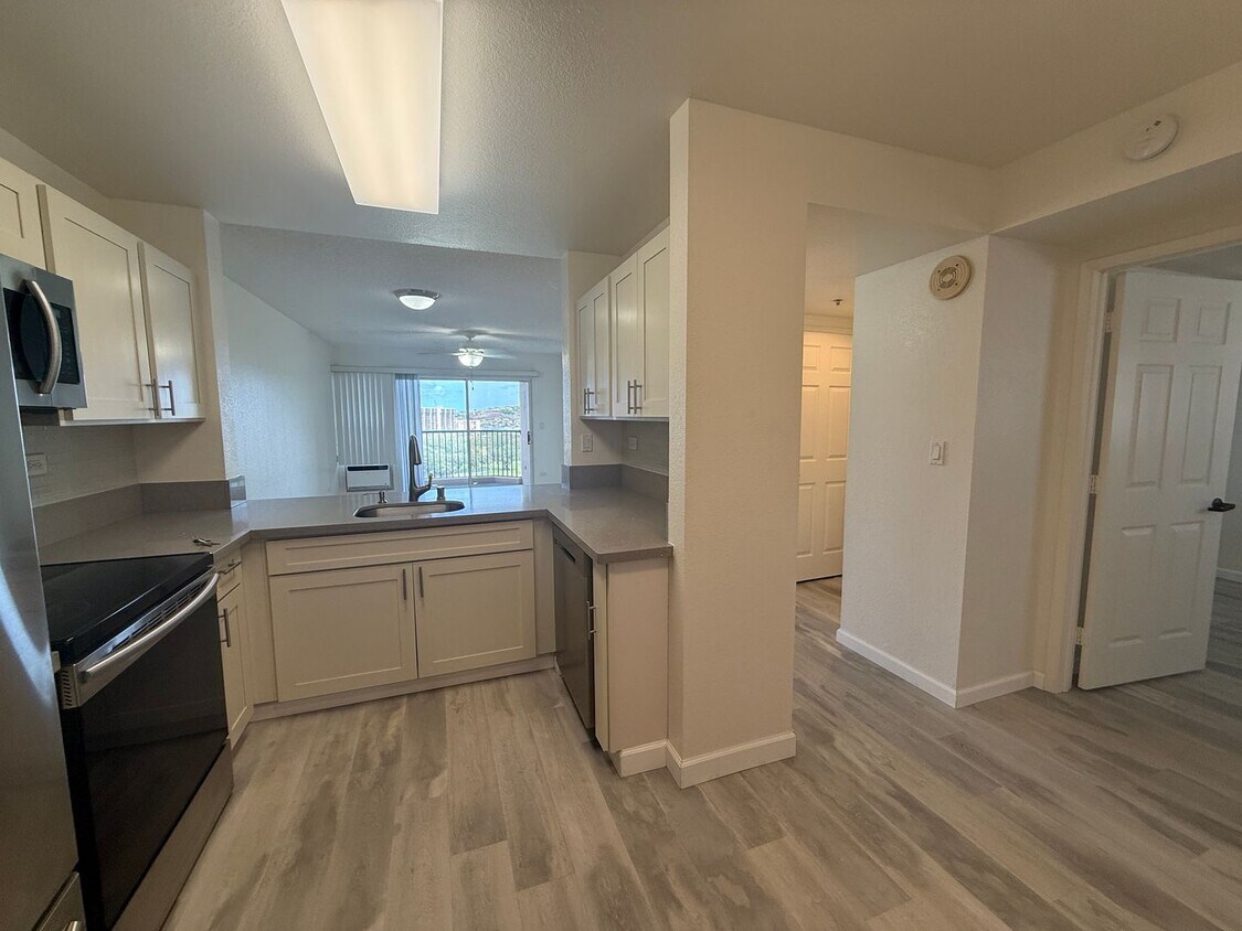Foto principal - Country Club Village Building 5, 2-bedroom...