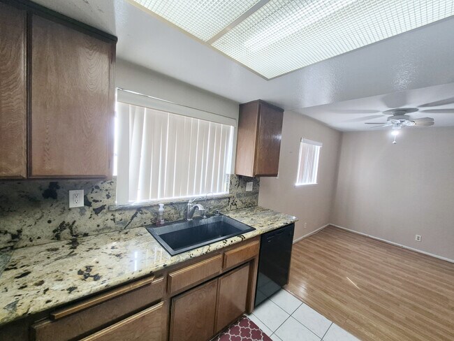 Foto del edificio - 1836 E Huntington Dr