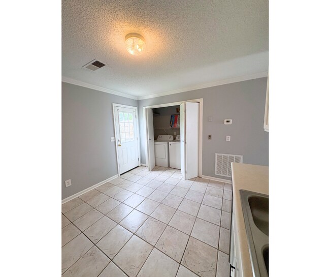 Foto del edificio - 3455 Hedge Drive Northeast