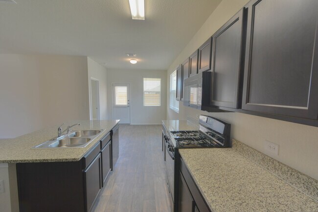 Cocina con desayunador. Incluye estufa de gas, refrigerador, microondas, lavavajillas y triturador de basura. *Las lámparas serán reemplazadas*. - 3702 Chappie Lane