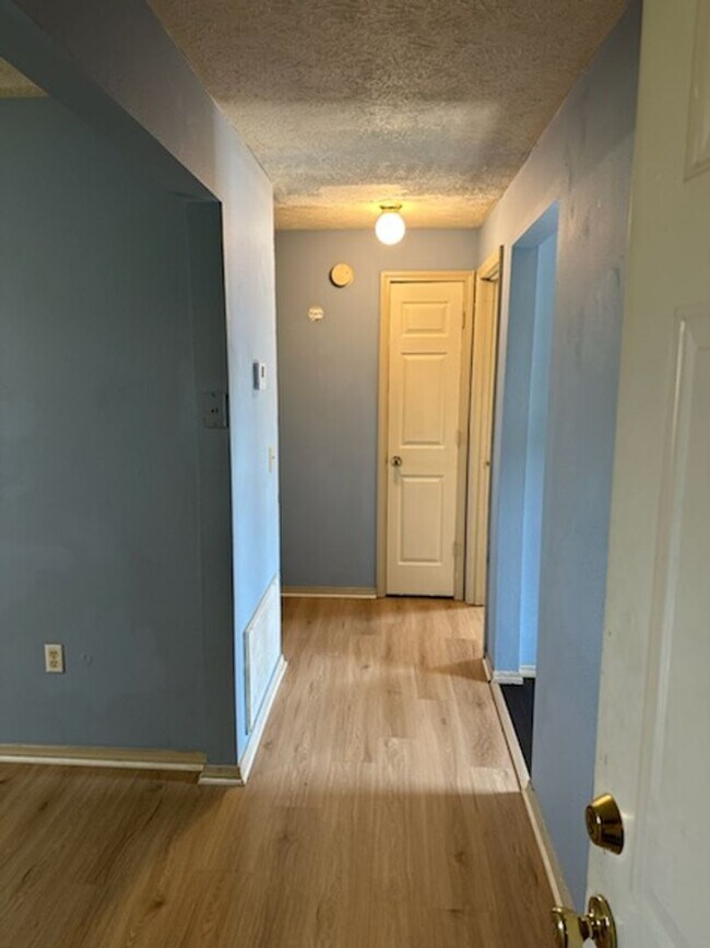 Building Photo - 121 Elm St