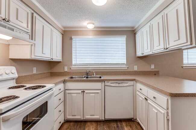 Foto del edificio - Modern 3-Bedroom Home with Vaulted Ceilings & Covered Patio