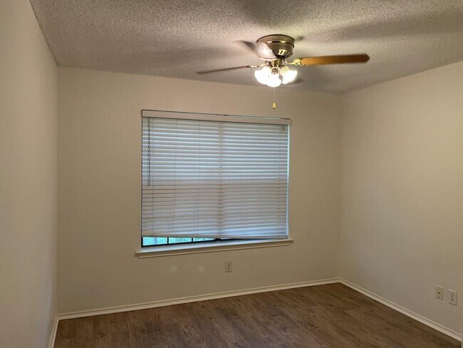 Foto del edificio - 8323 Glen Canyon Dr