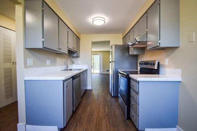 Building Photo - Spacious 2 bedroom 1.5 bath Town house Apartment!