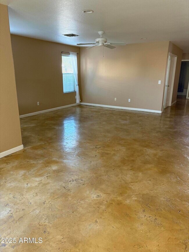 Foto del edificio - 2401 E Peach Tree Dr