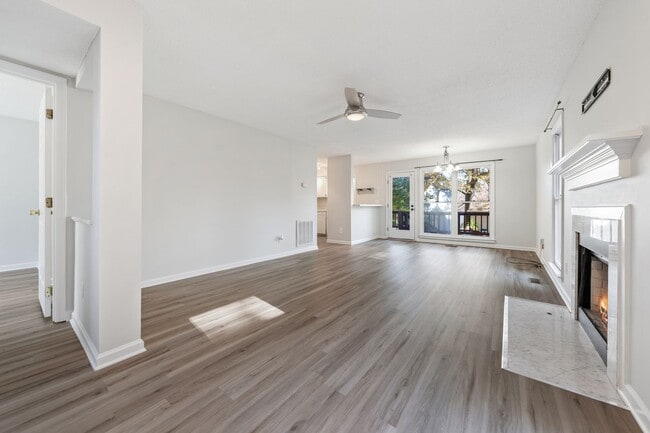 Building Photo - Beautiful Renovated Townhouse in Popular Raleigh Golf Course Community!