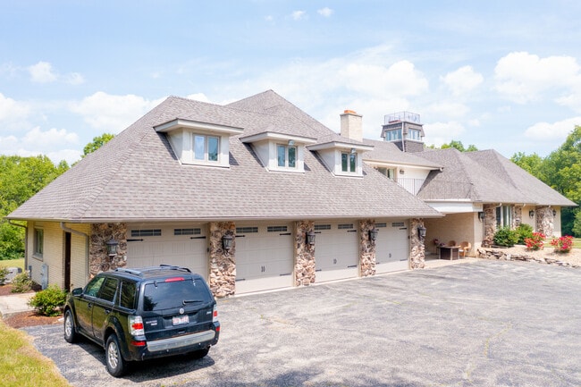 Building Photo - 4011 Valley View Rd