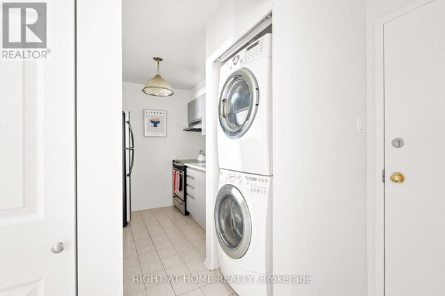 Building Photo - 250-250 Brittany Dr