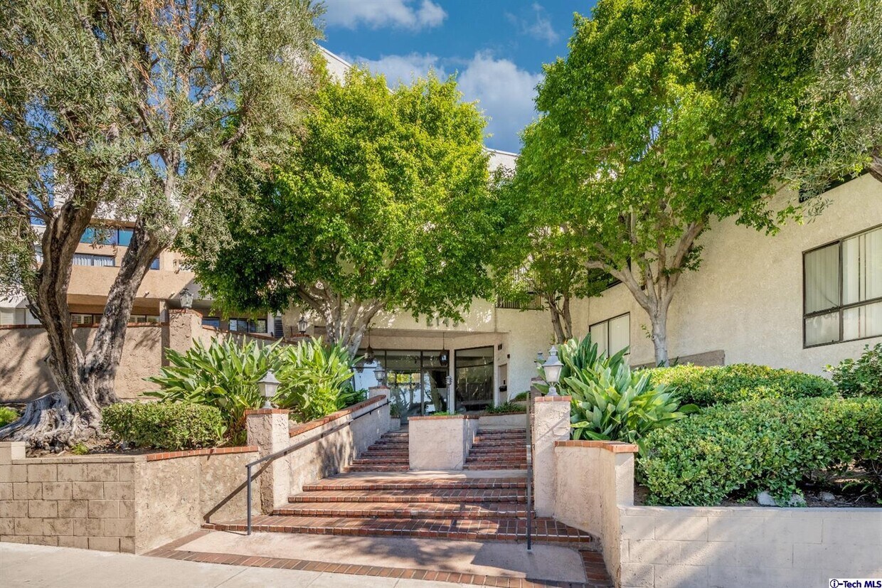 2143 Montrose Ave Unit 205, La CrescentaMontrose, CA 91020 Condo for