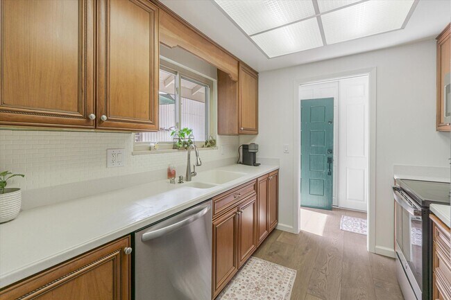Building Photo - Freshly Renovated, End Unit Town-House Ava...