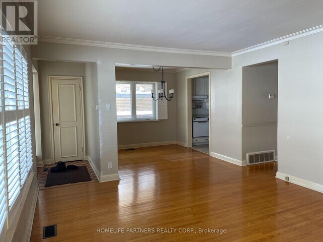 Building Photo - 3 Ridge Point Crescent