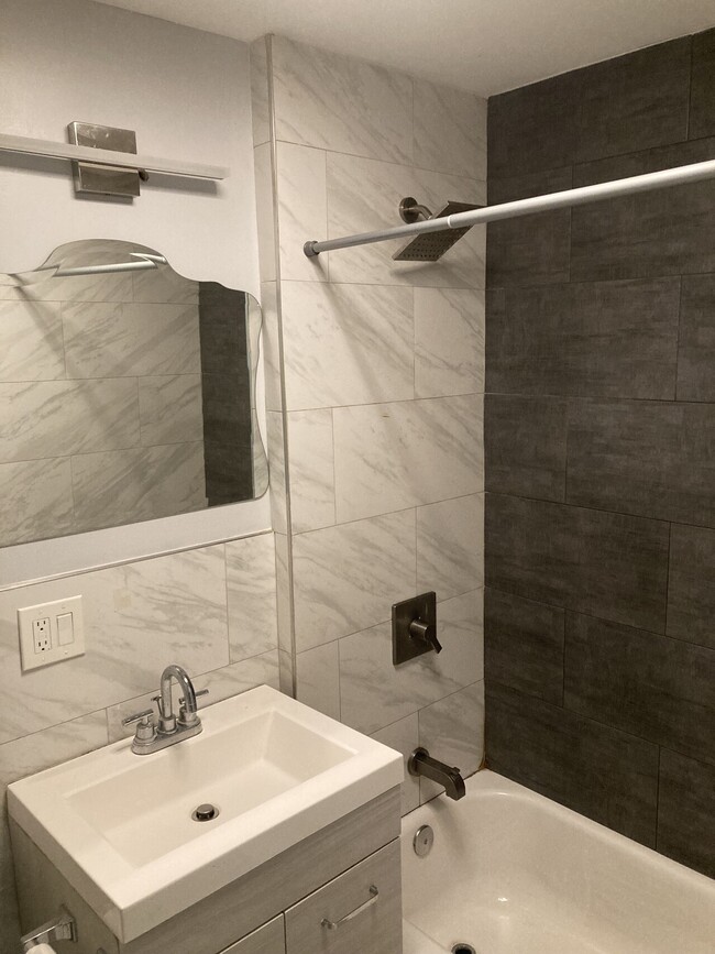 Foto del edificio - 319 E 21st