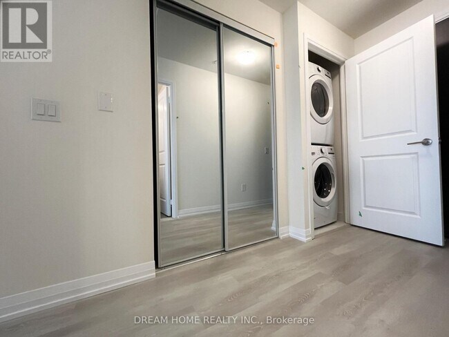 Photo du bâtiment - 3270 Sheppard Ave E