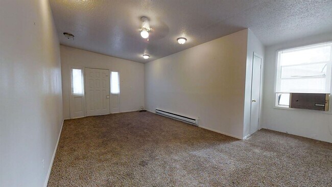 Building Photo - 3 br, 1 bath Apartment - 860 N 200 E