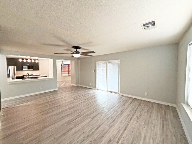 Foto del edificio - 6410 Mineral Bay