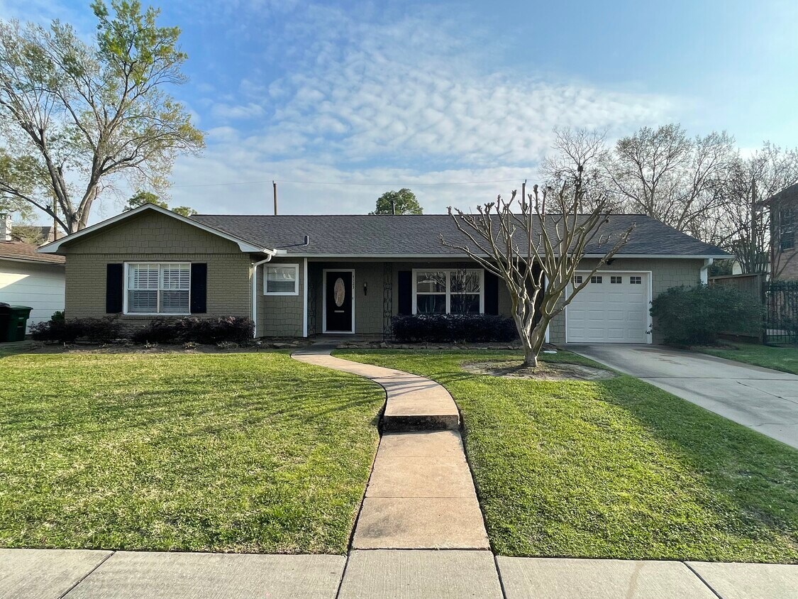 Primary Photo - 4123 Blue Bonnet Blvd