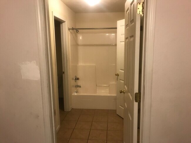 Master Bath - 1000 E 7th CT