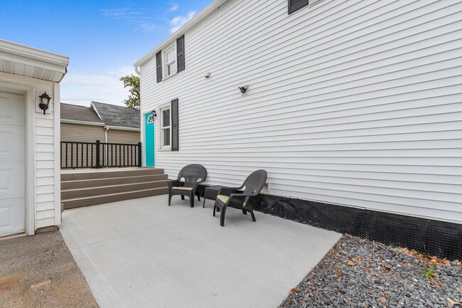 Building Photo - 402 E Harding Dr