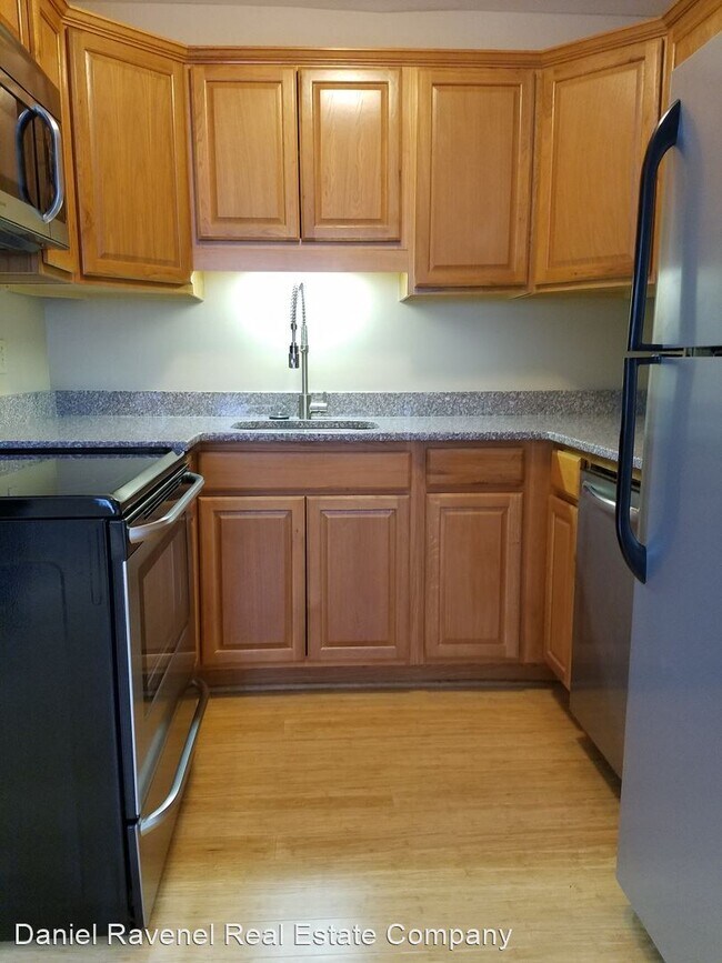 Building Photo - 3 br, 1.5 bath House - 4 Coming Street