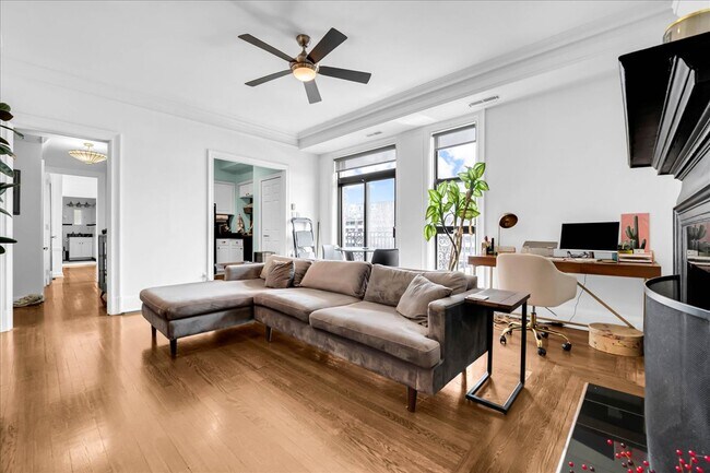 Foto del edificio - 2900 E Jefferson Ave