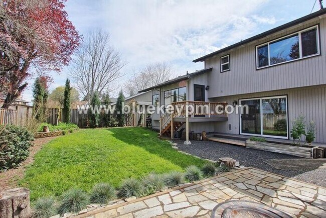 Foto del edificio - Luxury 3 Bed, 2.5 Bath Home in Beaverton with Large Yard and Bonus Room