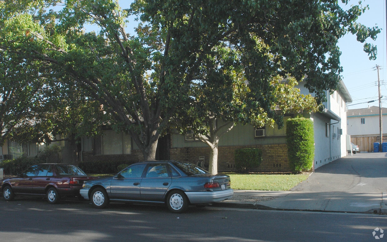 Building Photo - 227 Hollis Ave