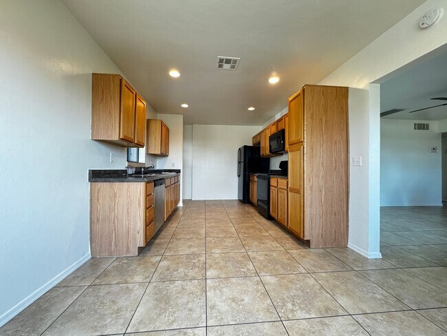 Foto del edificio - Eastside (Broadway and Wilmot) 3 bedroom, ...