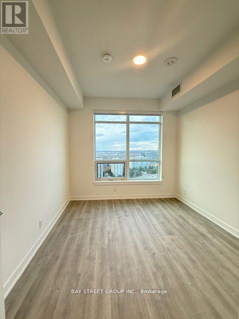 Photo du bâtiment - 50 Upper Mall Wy