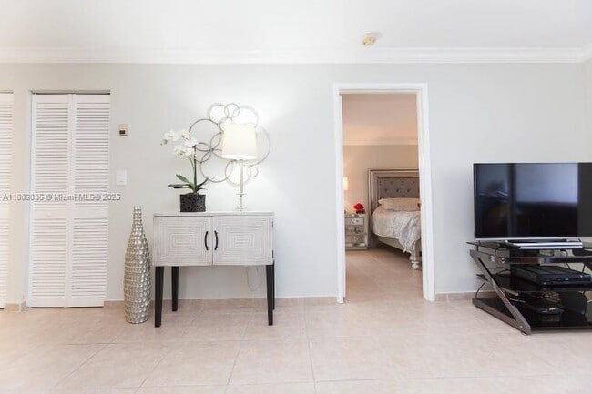 Building Photo - 5880 Collins Ave