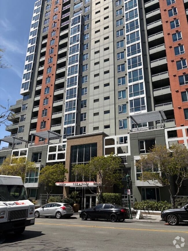 Building Photo - 300 W Beech St