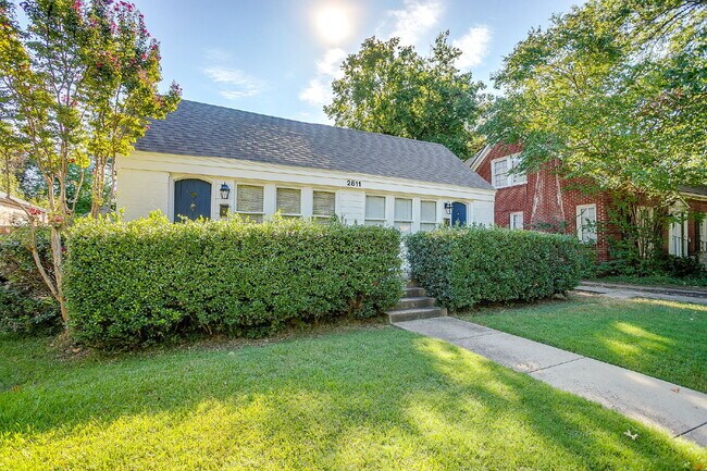 Building Photo - Adorable 1-Bedroom Duplex located near dow...
