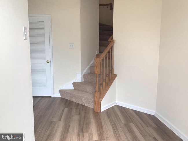 Building Photo - Open concept floor plan awaits you in this...