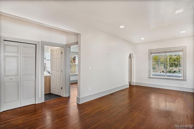 Building Photo - 565 W Saratoga St