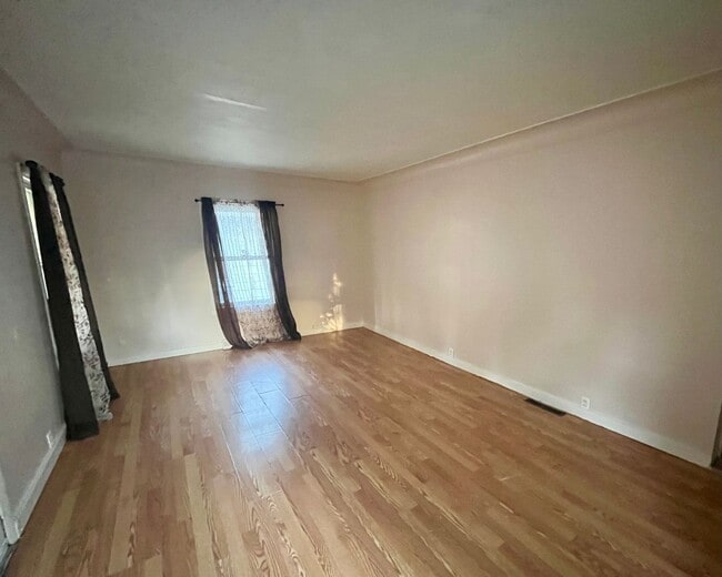 Building Photo - Three bedroom house in Alton