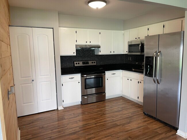 Building Photo - 8545 Kennedy Cir