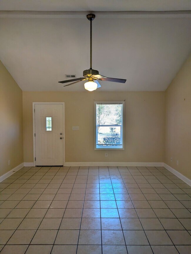 Foto del edificio - Downtown Cornelius! Minutes from Lake Norman!  2 Bedroom Duplex!  Lawn Care Included!