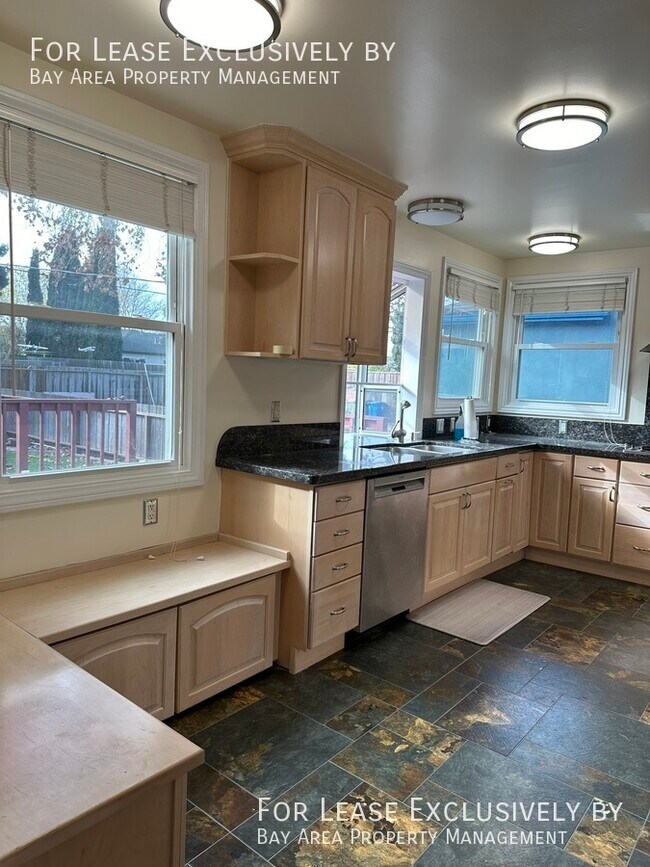 Building Photo - Lovely, updated 3BR/2BA SFH - big detached...