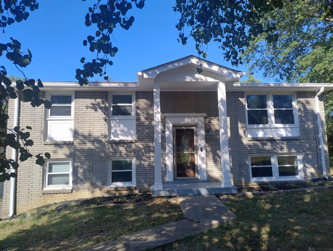 Primary Photo - 121 Robinhood Cir