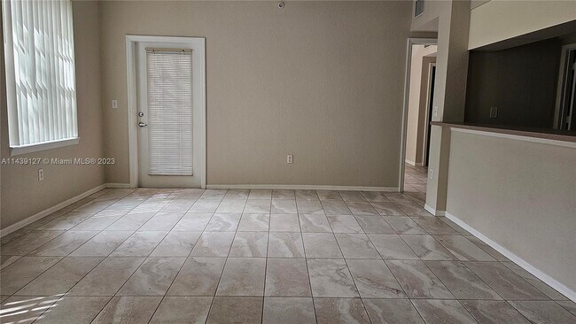 Foto del edificio - 6820 W Sample Rd