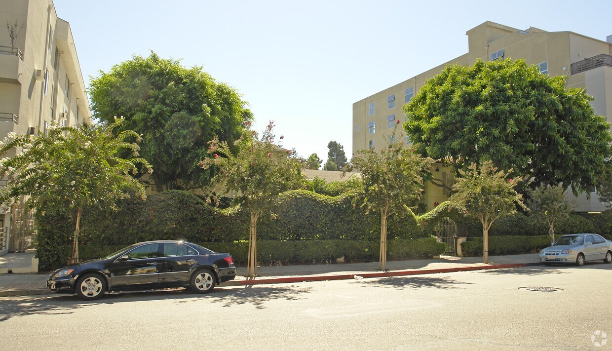 Foto del edificio - 7050-7060 Hawthorn Ave